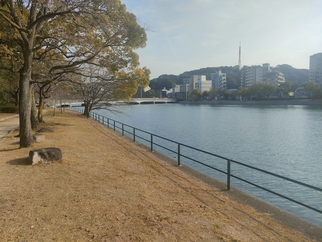 平和アパート正面を流れる京橋川