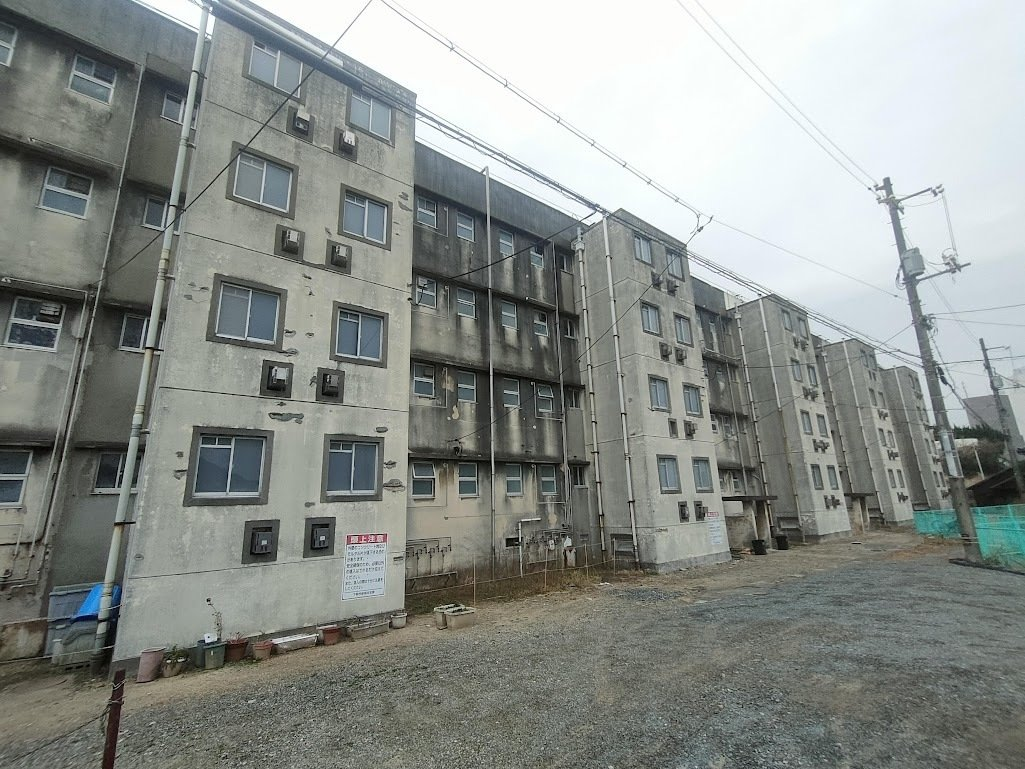 清和園住宅北側、増築された浴室棟