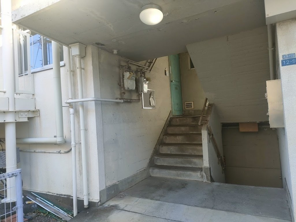 隣接する49型団地の入口。左右に分かれる間取り