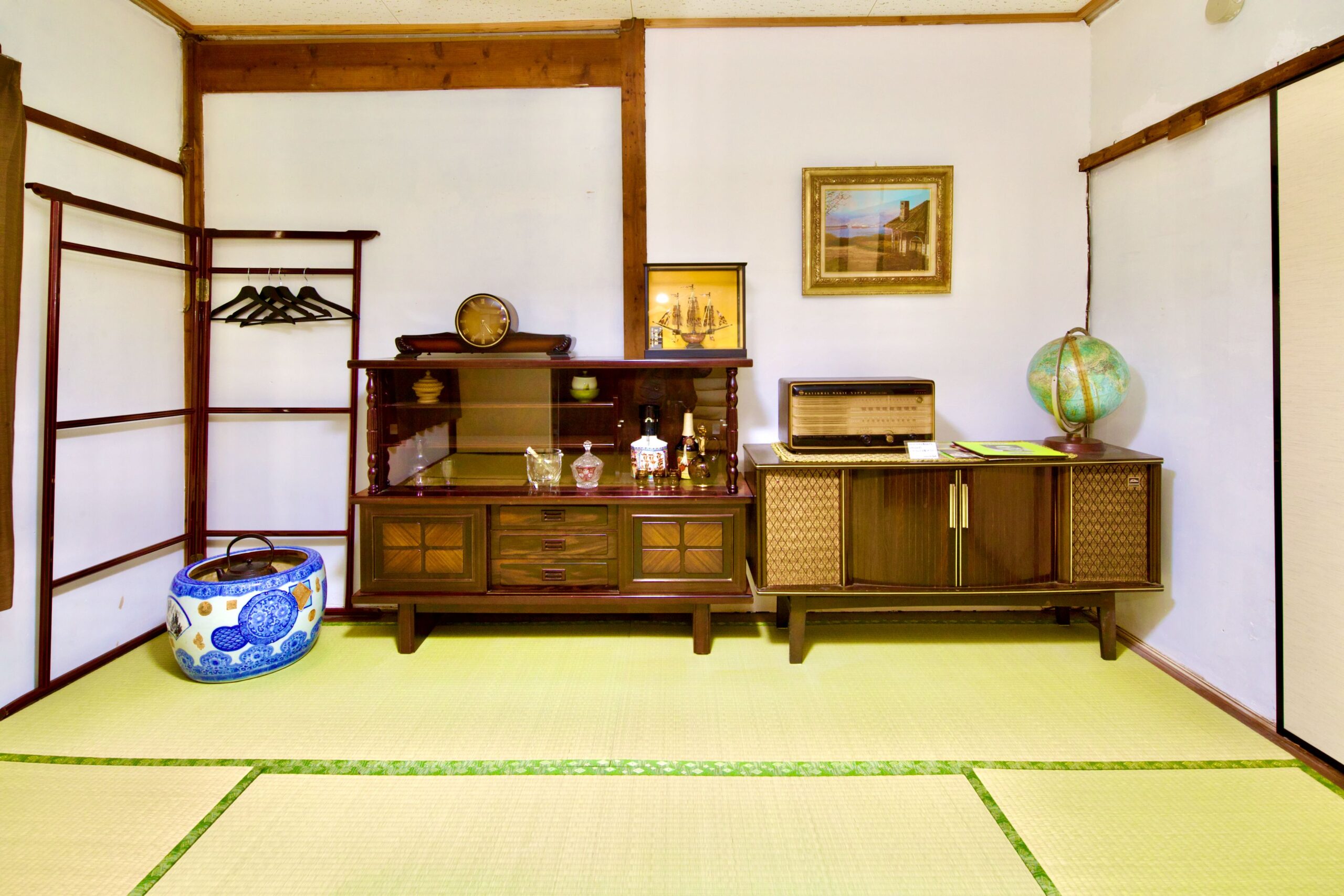 219号からすみ部屋の8畳間に残るヴィンテージステレオとレコード