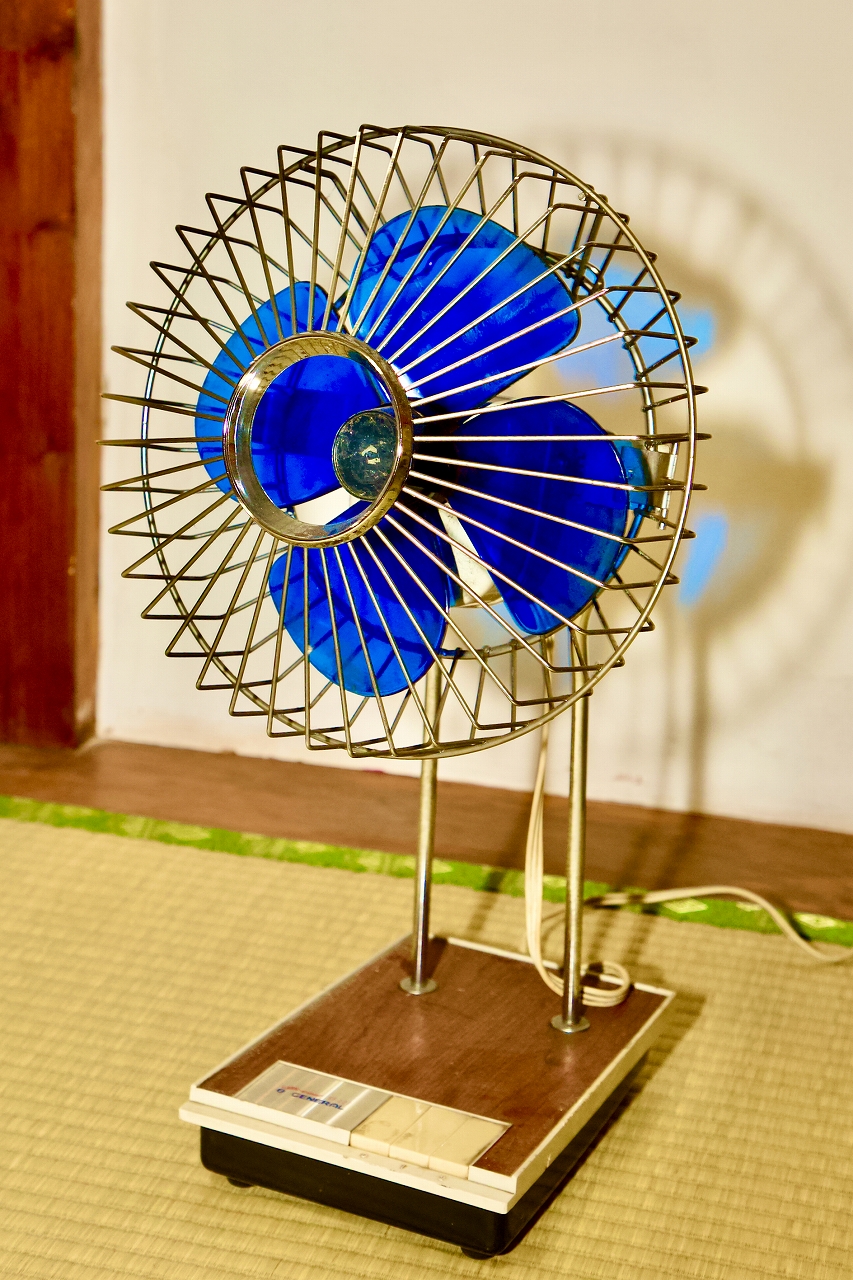 220号かすてら部屋のレトロな扇風機